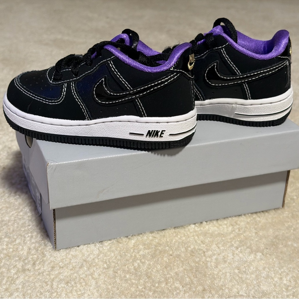 Nike Force 1 LV8 toddler shoes- black leather upper w/ vibrant purple lining